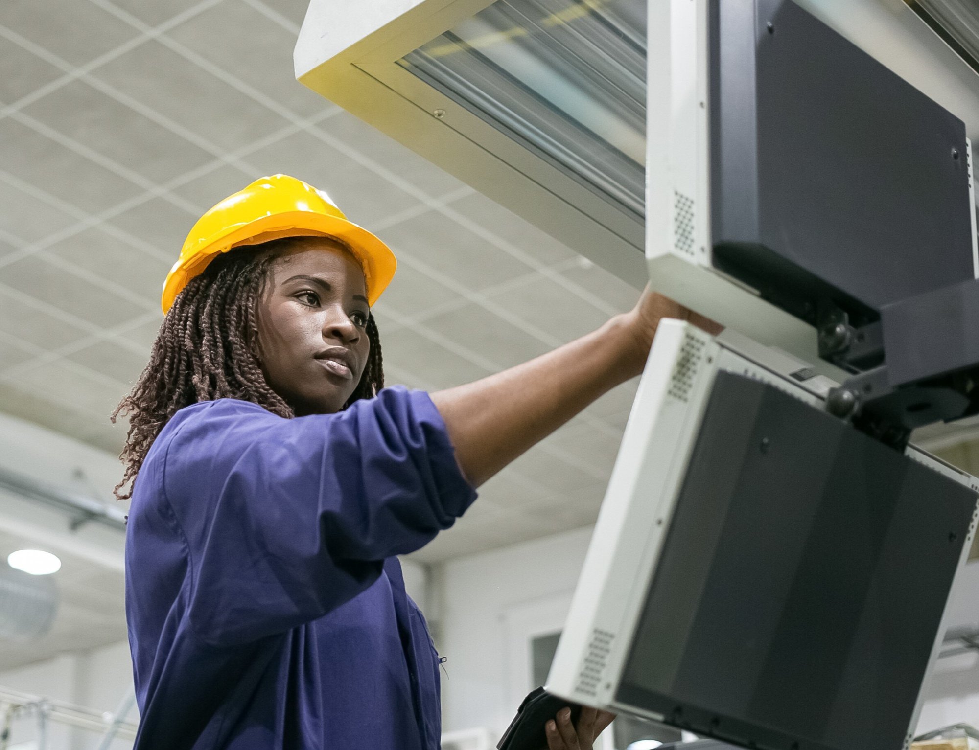 worker-configuring-production-line worker-configuring-production-line